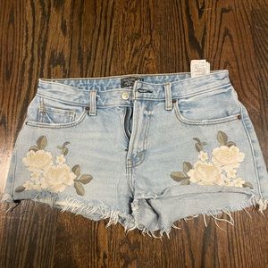 Abercrombie comfortable shorts with flower embroidery (low-rise)